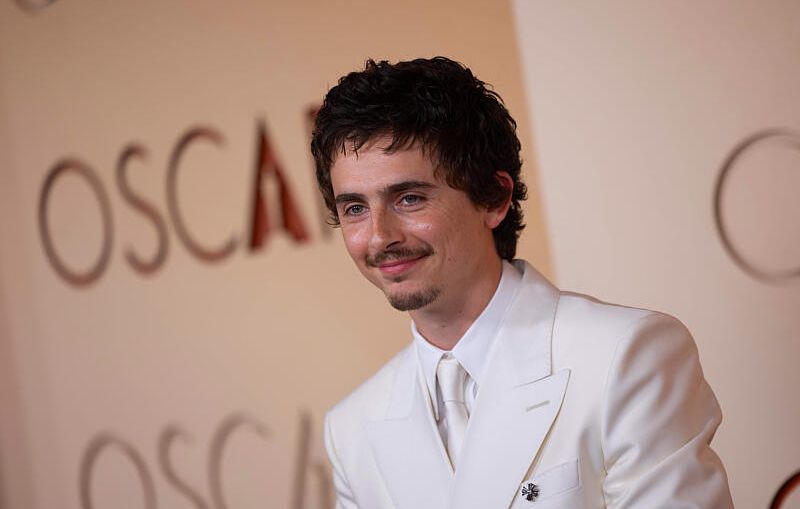 Timothée Chalamet célèbre la victoire des Knicks au basketball.