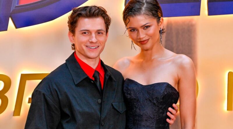 Tom Holland confirme son mariage avec Zendaya et dénonce des faux IA.