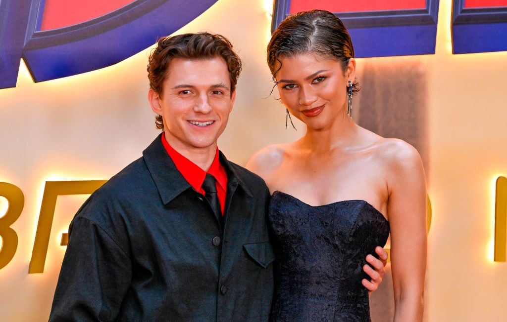 Tom Holland confirme son mariage avec Zendaya et dénonce des faux IA.