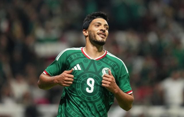 Le Mexicain Raúl Jiménez avec le beau maillot domicile du Mexique.