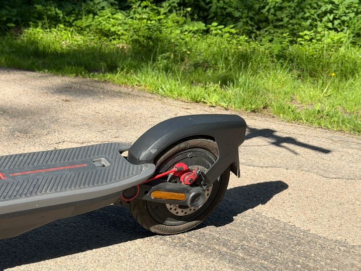 La roue arrière de la Segway Ninebot F3 Pro E est équipée d'un freinage à disque avec une sécurité E-ABS.