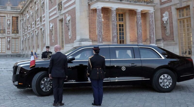 Trump arrive à Versailles avec « The Beast », une Cadillac blindée.