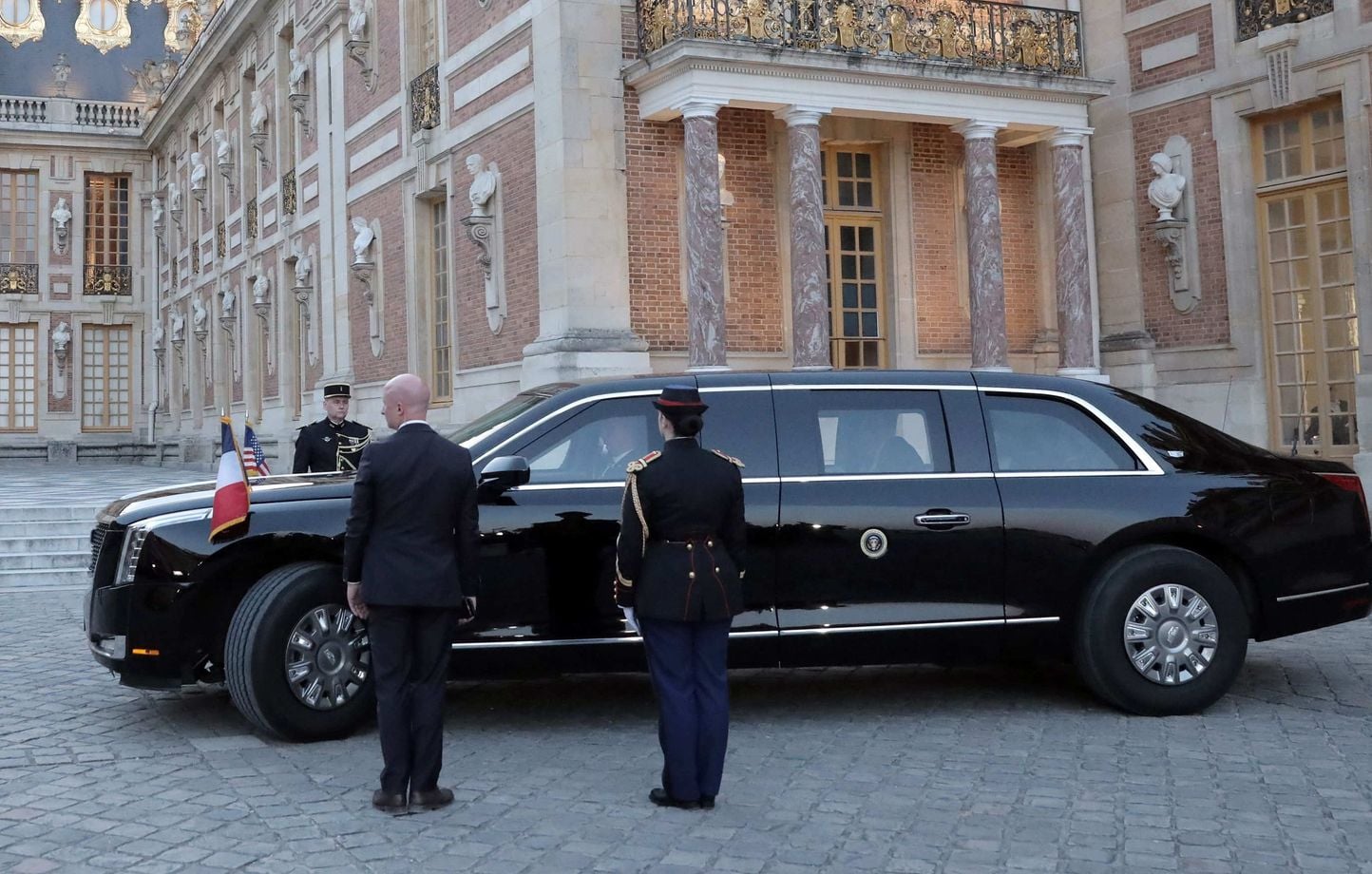 Trump arrive à Versailles avec « The Beast », une Cadillac blindée.