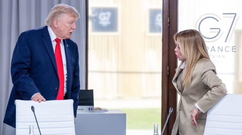 Trump critiqué en Italie pour un selfie avec Meloni