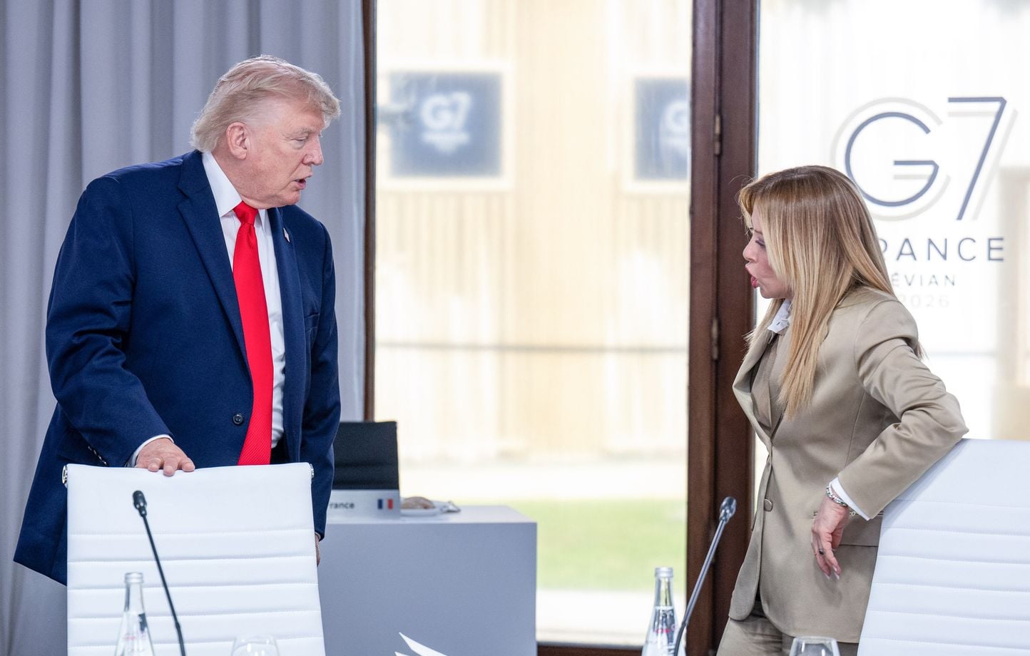 Trump critiqué en Italie pour un selfie avec Meloni