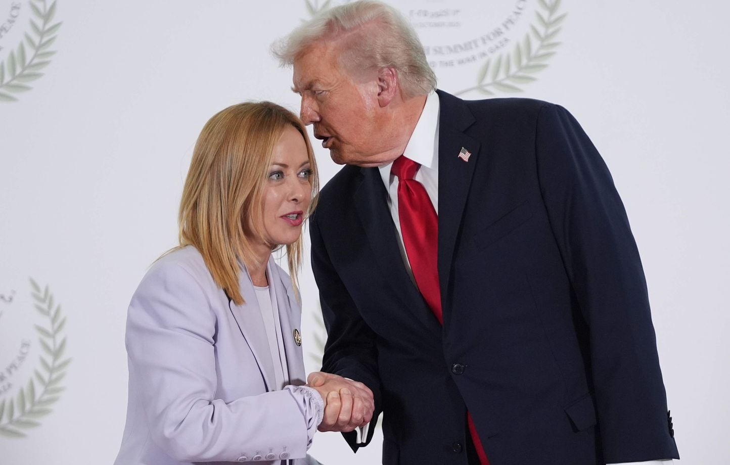 Trump ne relâche pas son attaque contre Meloni pour un selfie.