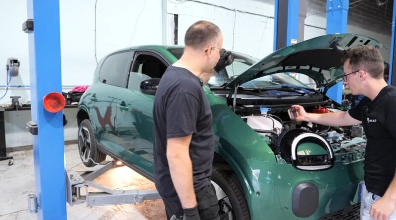 Twingo électrique : Max BLD examine son origine chinoise recarrossée.