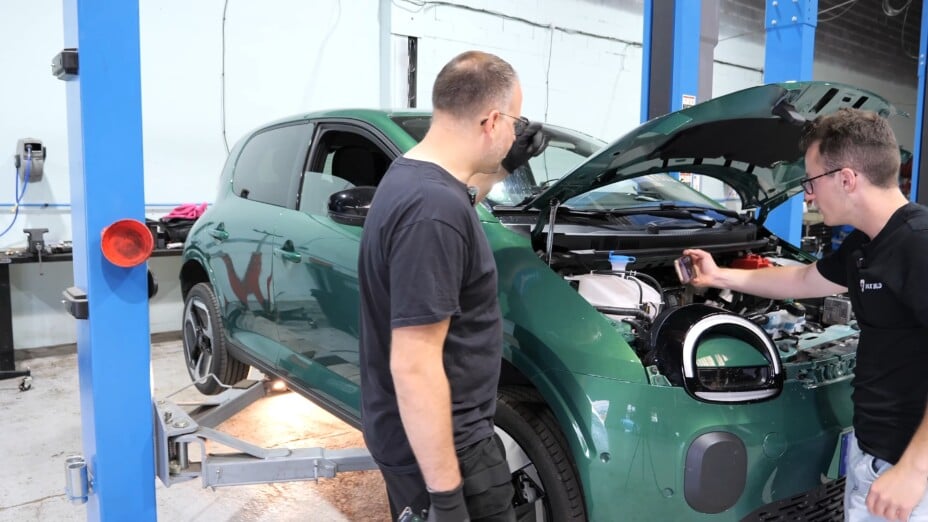 Twingo électrique : Max BLD examine son origine chinoise recarrossée.