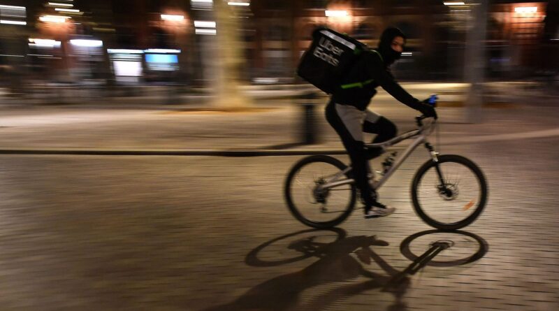 Uber Eats, Deliveroo : tous les livreurs deviendront-ils indépendants ?
