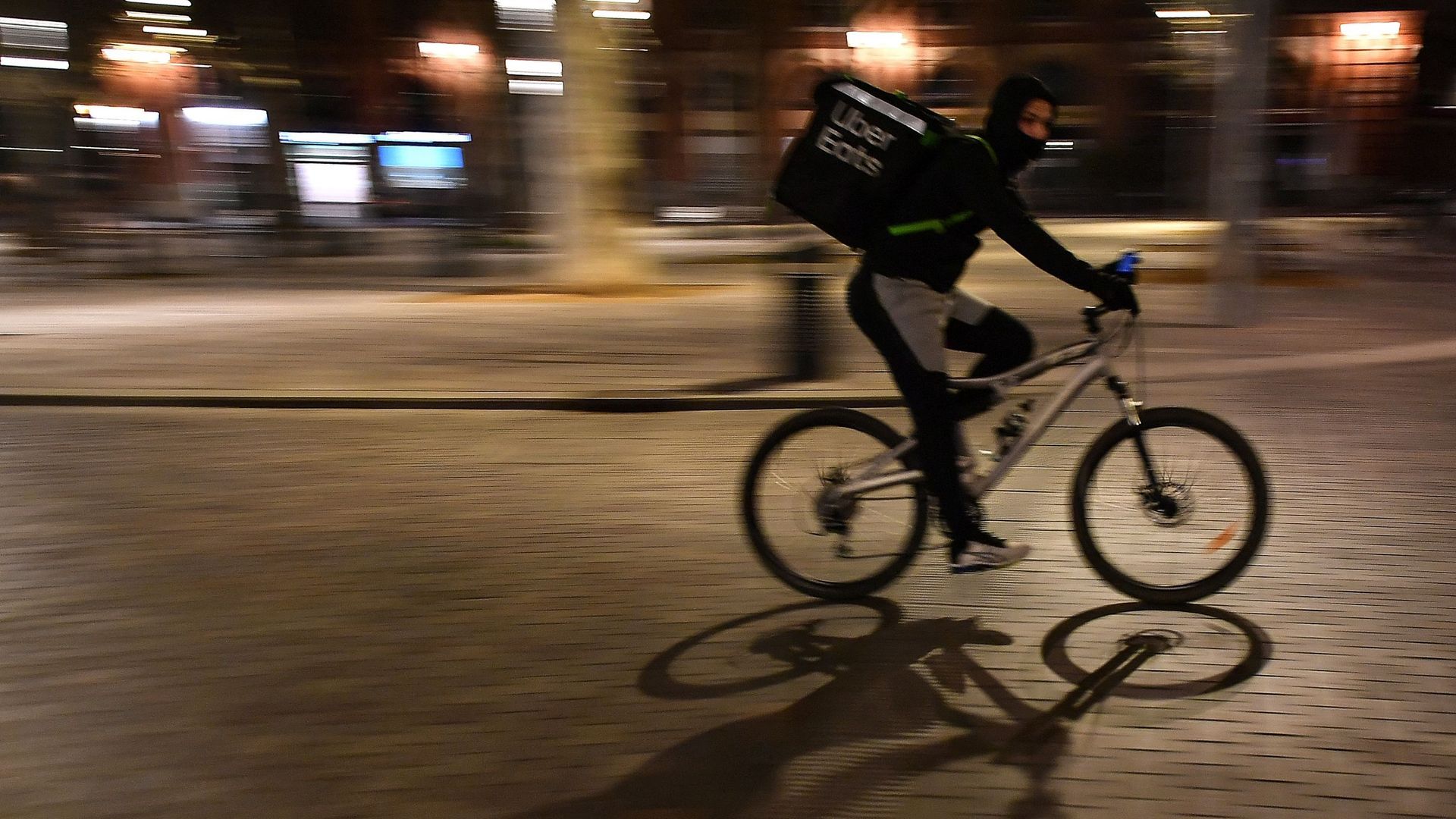 Uber Eats, Deliveroo : tous les livreurs deviendront-ils indépendants ?