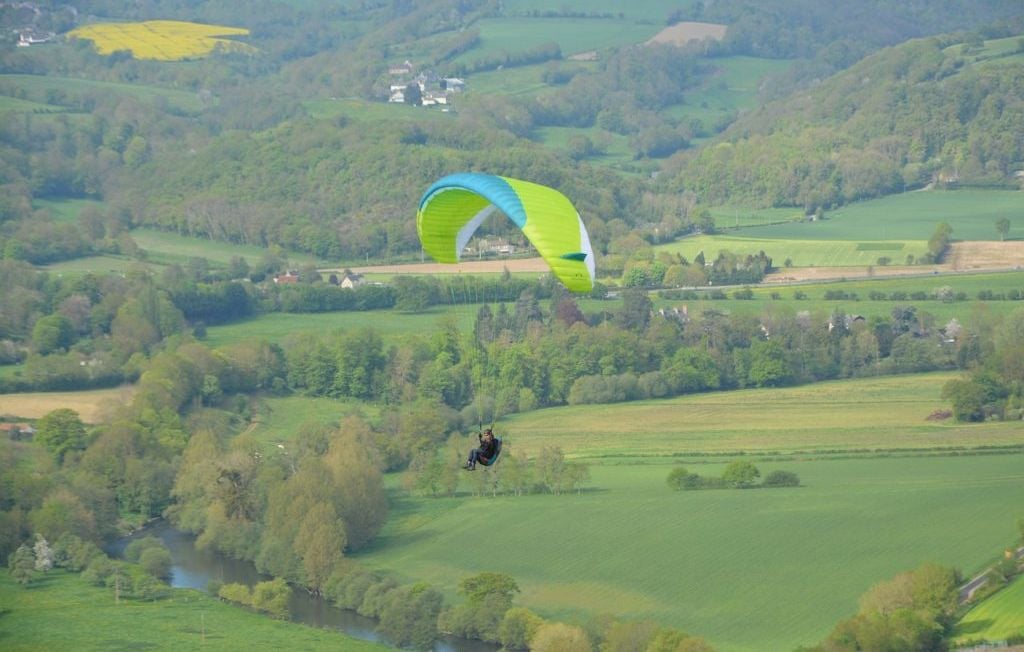 Un Britannique ne survit pas à une chute en Espagne après un incident de parapente.