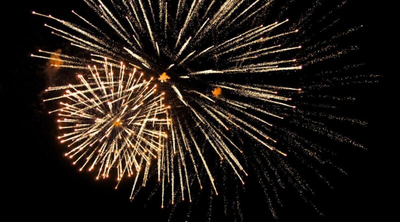 Un camion de feux d’artifice prend feu sur l’autoroute.
