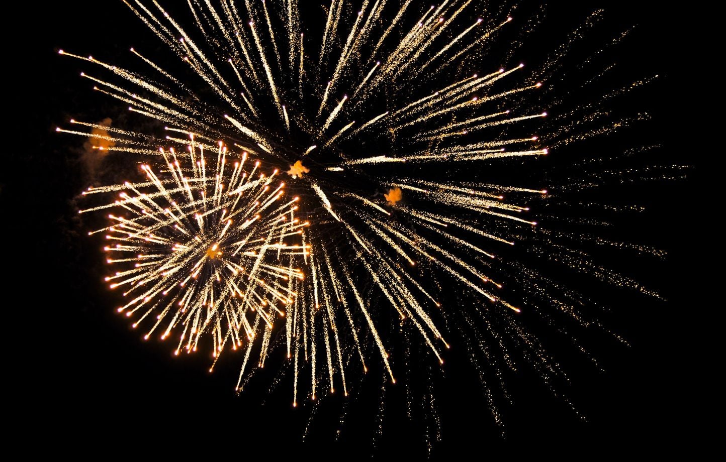 Un camion de feux d’artifice prend feu sur l’autoroute.