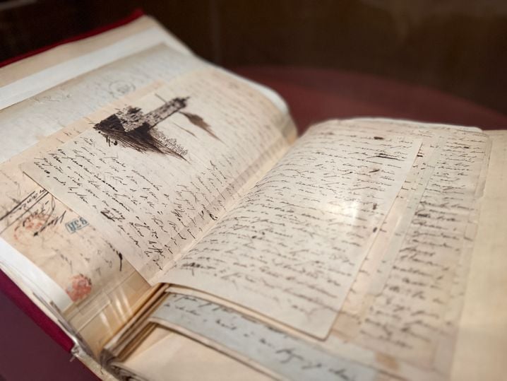 Toute sa vie durant, Victor Hugo n'eut de cesse de dessiner, d'annoter ses écrits.