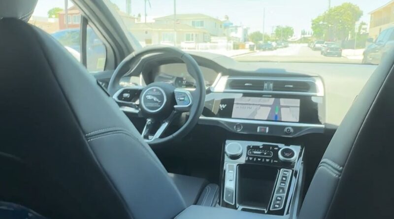 Un envoyé spécial teste les taxis autonomes Waymo à Los Angeles.