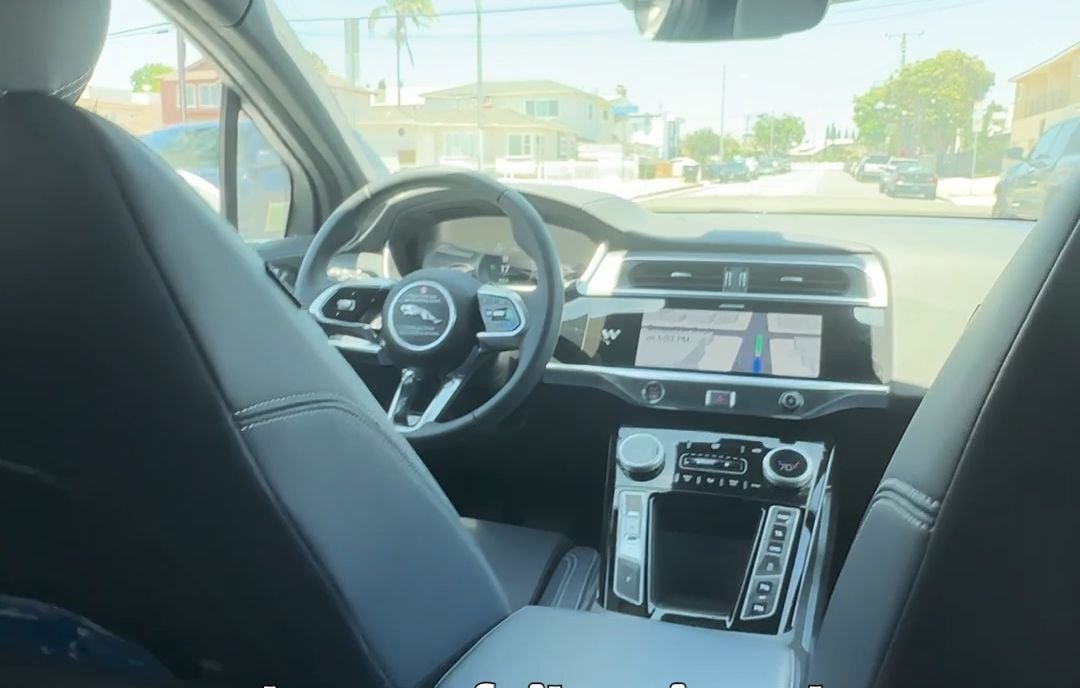 Un envoyé spécial teste les taxis autonomes Waymo à Los Angeles.