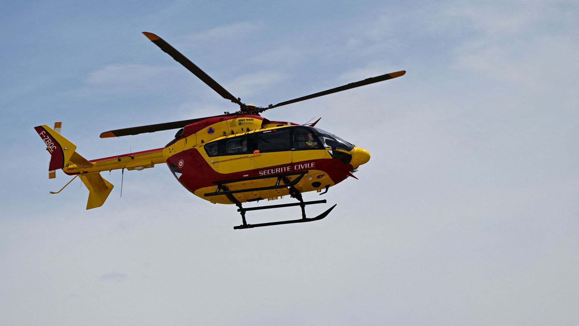 Un hélicoptère de la gendarmerie s'écrase en France : un mort, deux blessés