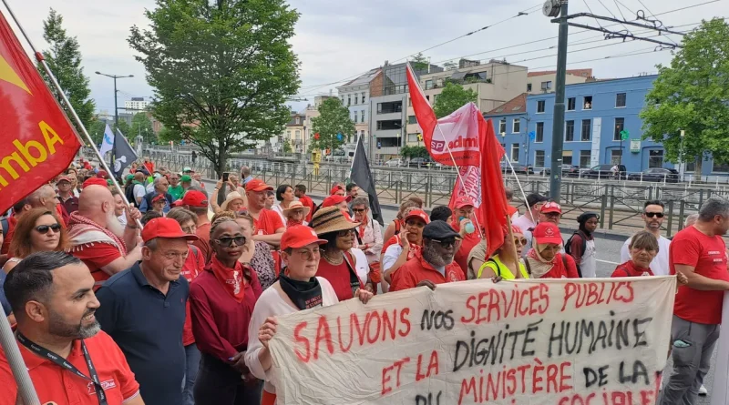 Un millier de manifestants des services publics défilent à Bruxelles.
