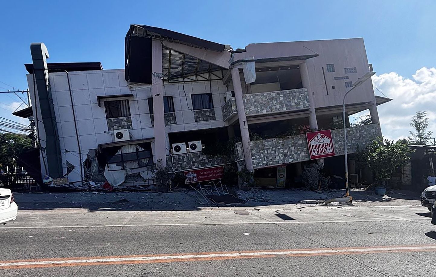 Un mort après un puissant séisme aux Philippines, alerte au tsunami