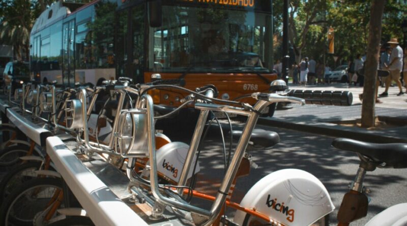 « Un véritable chaos » : Barcelone interdit les vélos électriques en libre-service