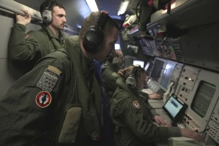 A bord de l'Atlantique 2, un équipage de 14 membres composé d’opérateurs acousticiens, radaristes ou de spécialistes de la guerre électronique qui passent tout le vol les yeux rivés sur des écrans et des moniteurs.