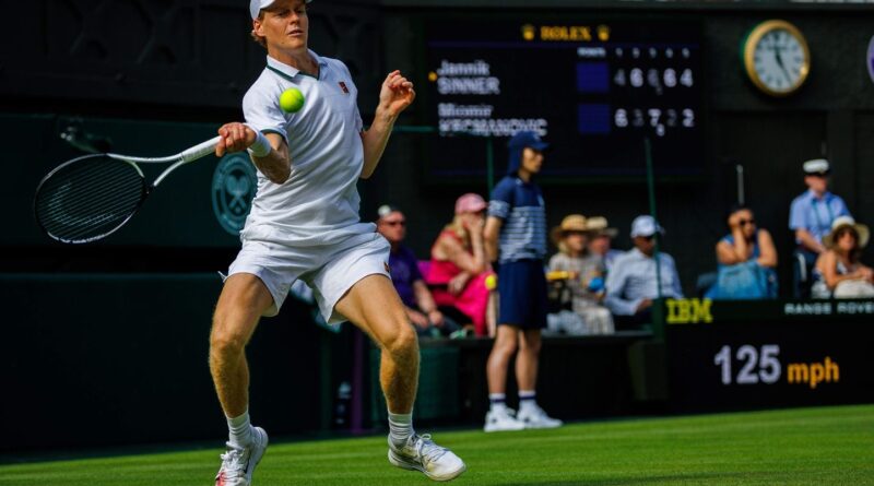 Wimbledon : Sinner se qualifie difficilement en cinq sets, pied en sang