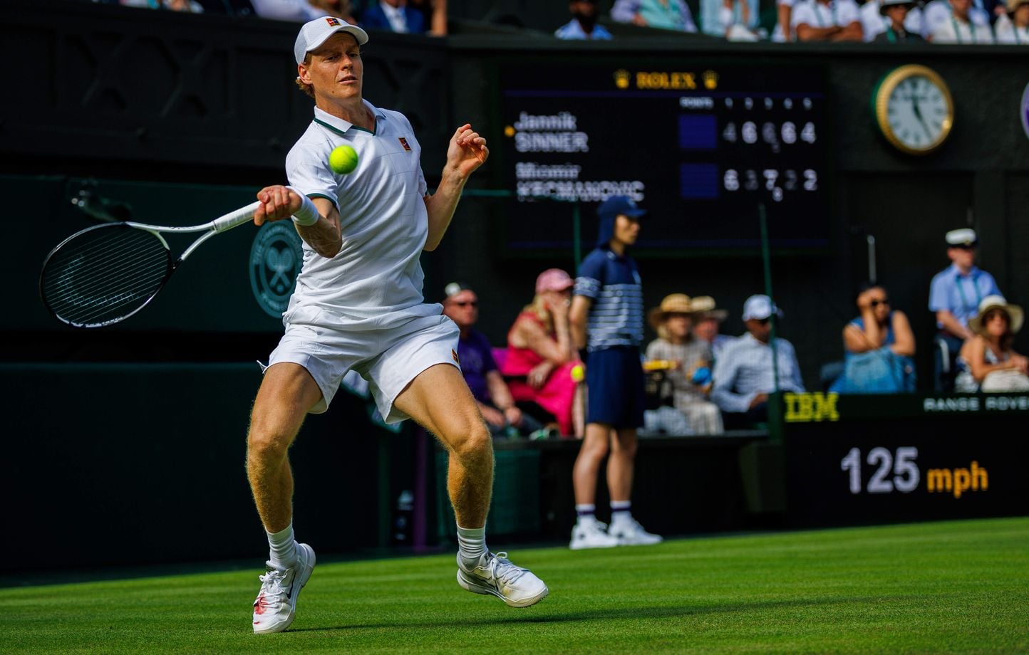 Wimbledon : Sinner se qualifie difficilement en cinq sets, pied en sang