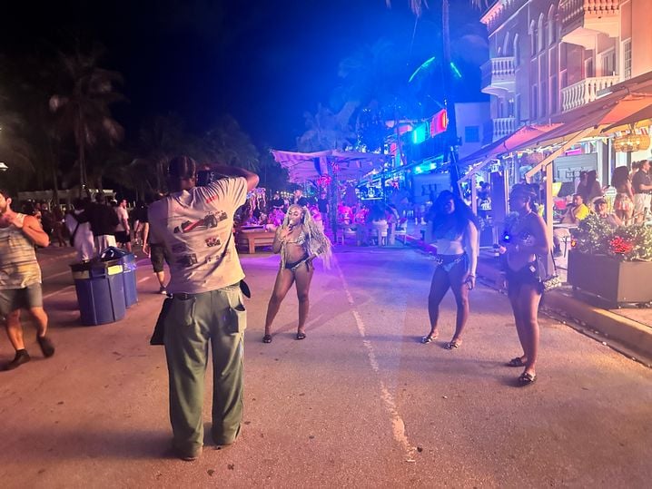 Sur la promenade le long de South Beach, les tenues sont légères en ce soir de 4 juillet.