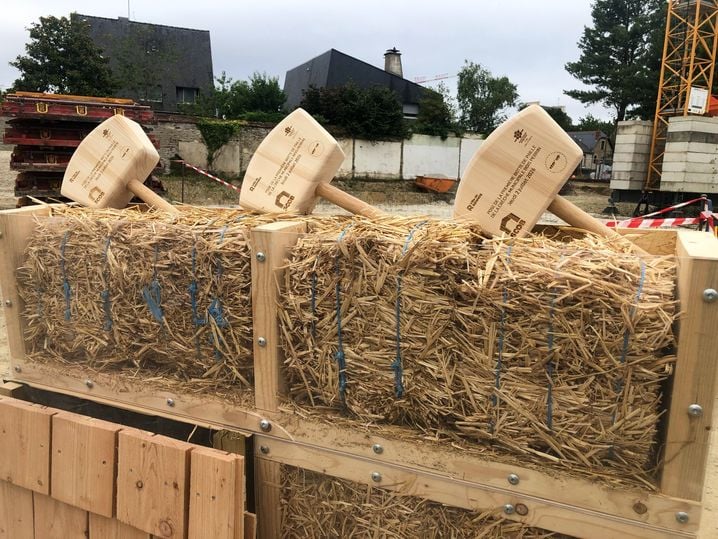 De la paille pour isoler les murs à ossature bois. C'est la solution adoptée à Rennes pour la construction d'une crèche taillée pour résister aux fortes chaleurs.