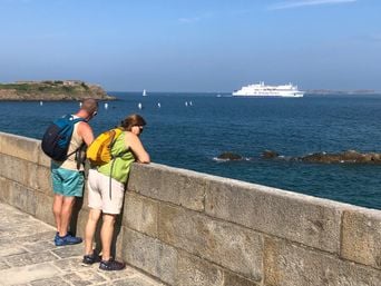À Saint-Malo, les touristes fuient les canicules pour la fraîcheur.