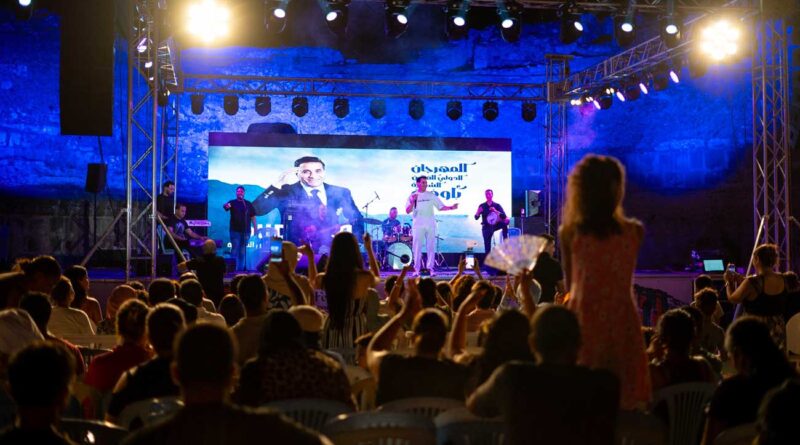 Ahmed Shiba lance la 2ᵉ édition du Festival international des arts populaires d’Oudhna devant un public conquis.