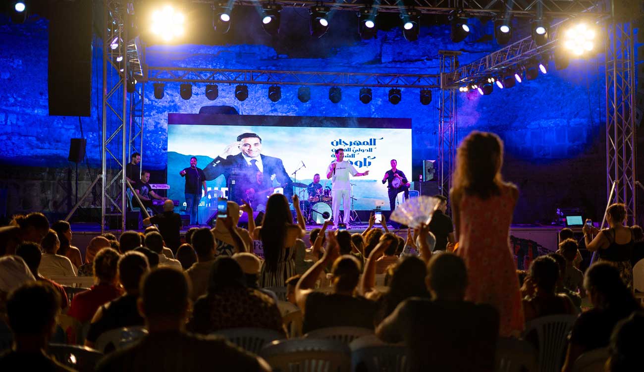 Ahmed Shiba lance la 2ᵉ édition du Festival international des arts populaires d’Oudhna devant un public conquis.