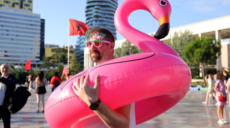 Albanie : La « révolution des flamants roses » dure depuis un mois.