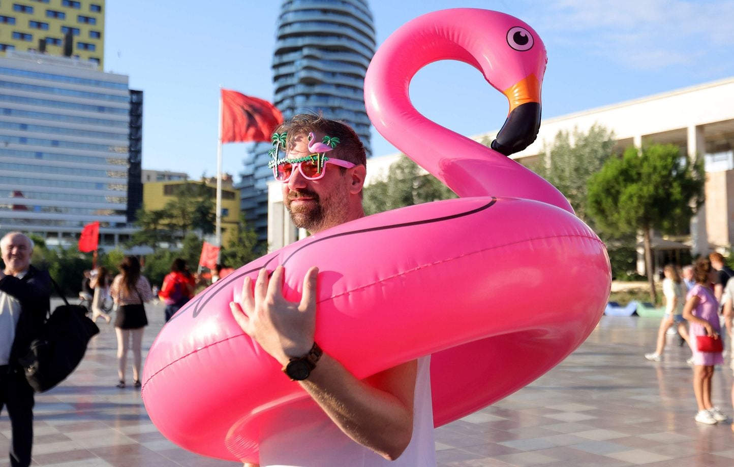 Albanie : La « révolution des flamants roses » dure depuis un mois.