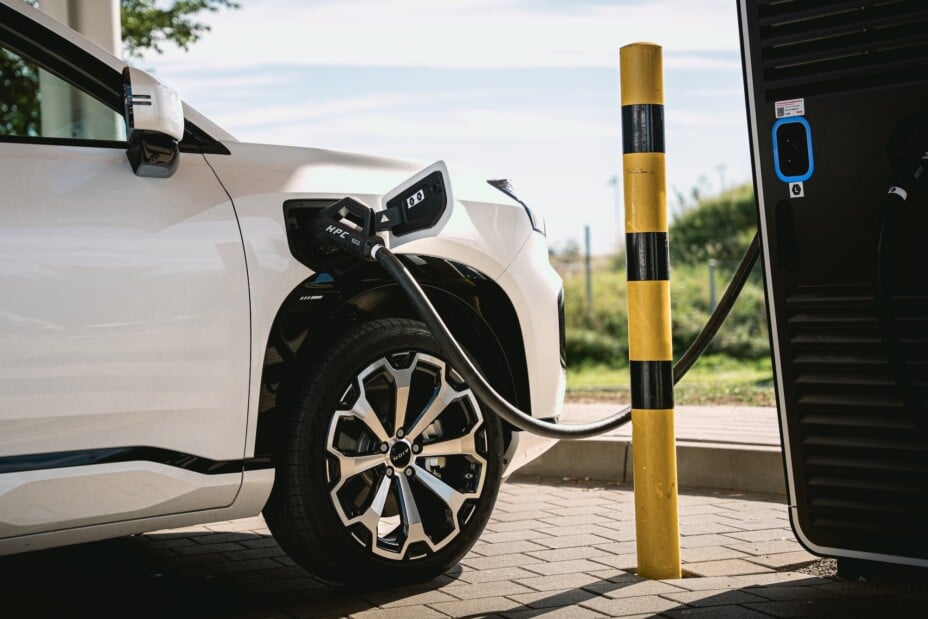 Angell/Rebirth : le Royaume-Uni ne taxe pas les voitures électriques, Renault corrige la Twingo – Récap’ Survoltés