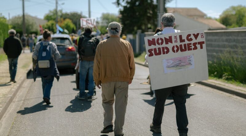 Au sud de Bordeaux, une "chaîne humaine" s'oppose à la LGV Sud-Ouest