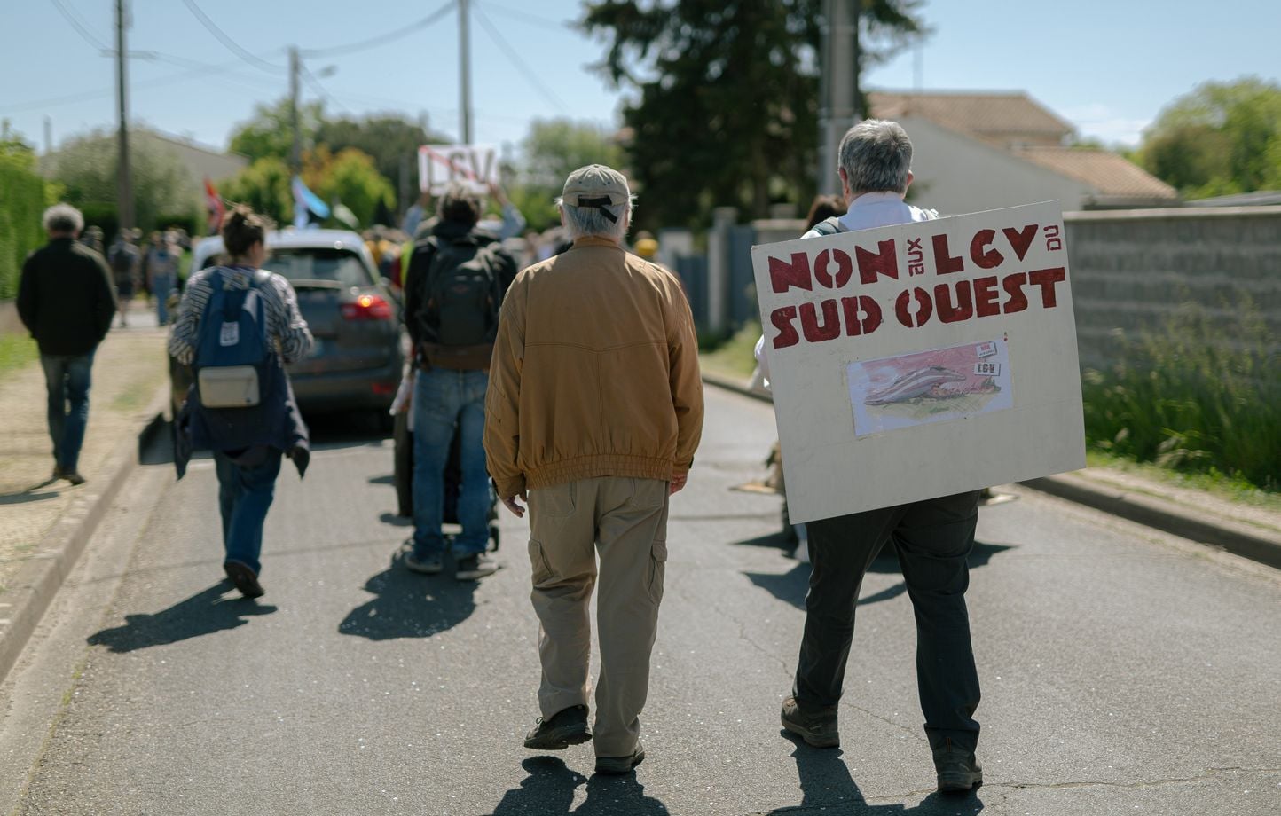 Au sud de Bordeaux, une "chaîne humaine" s'oppose à la LGV Sud-Ouest