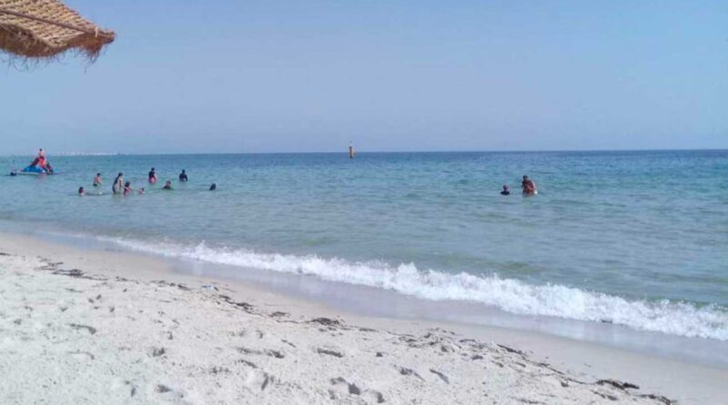 Bénévolat : nettoyage de la plage de Chott Meriem en grande action