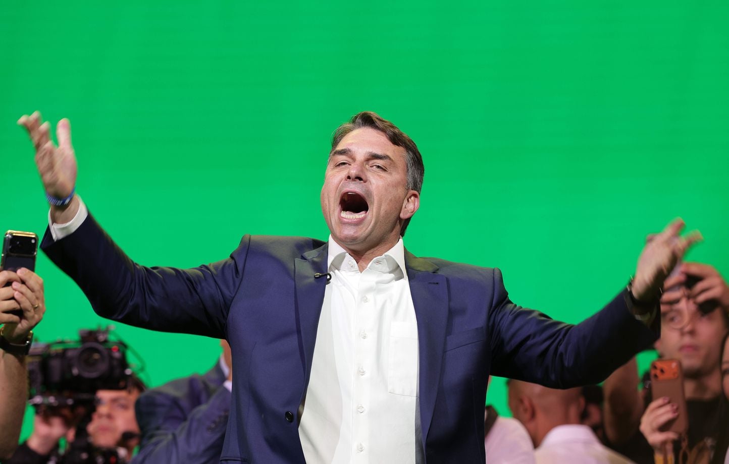 Brésil : Bolsonaro se présente à la présidentielle d’octobre, mais c’est son fils Flavio.
