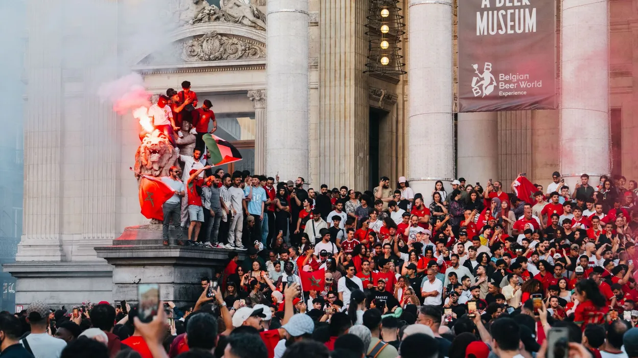 Bruxelles : le Maroc atteint les quarts de finale, supporters ravis dans les rues