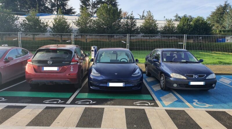 « Bruxelles taxe les voitures électriques ventouses : bornes non considérées comme places »