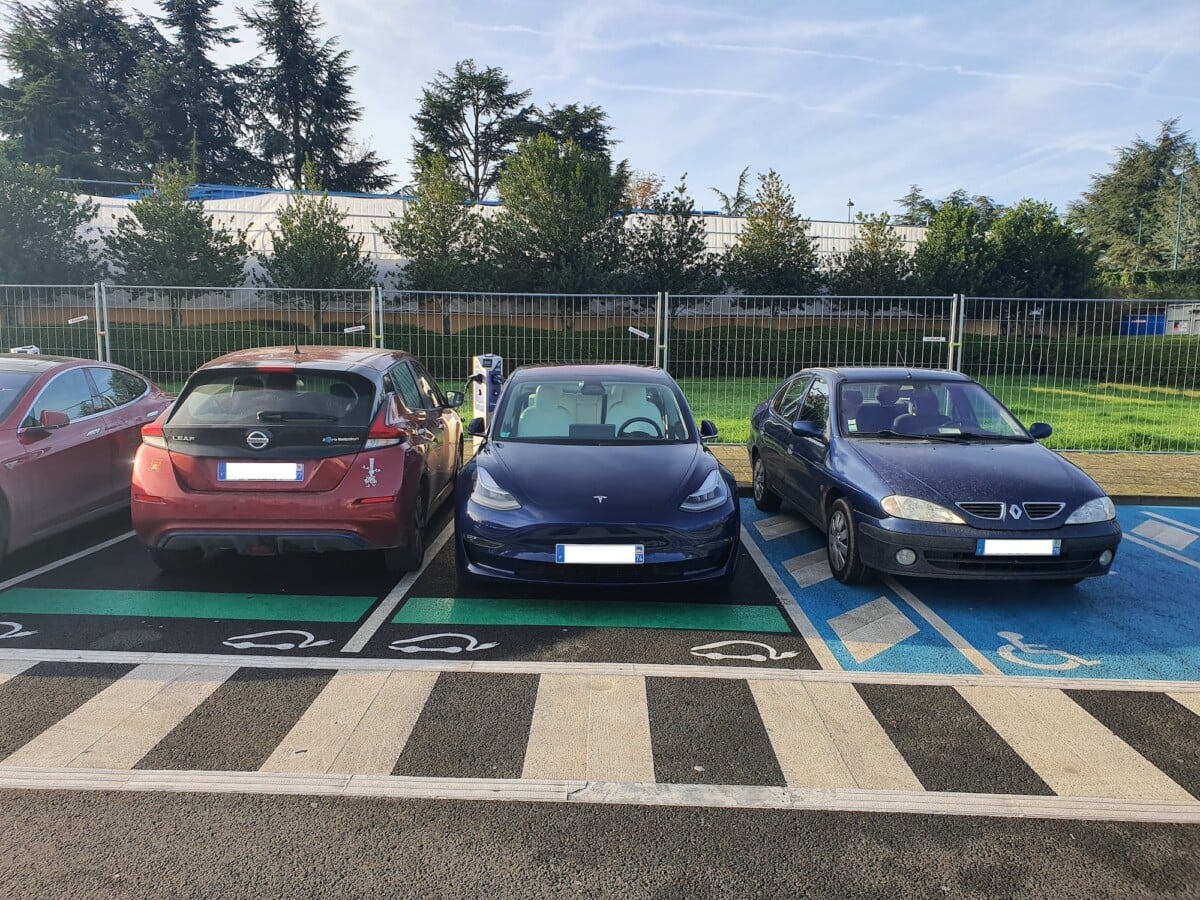 « Bruxelles taxe les voitures électriques ventouses : bornes non considérées comme places »