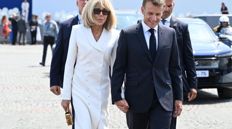BTS au Stade de France : Macron et Brigitte apparaissent sur écran géant, la foule s'enflamme