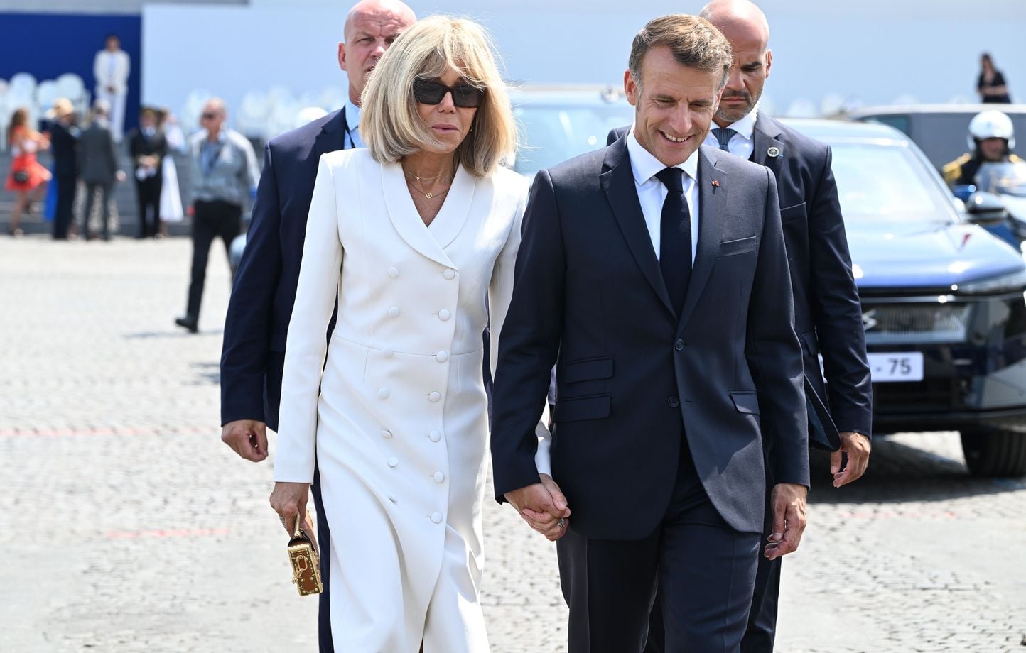 BTS au Stade de France : Macron et Brigitte apparaissent sur écran géant, la foule s'enflamme