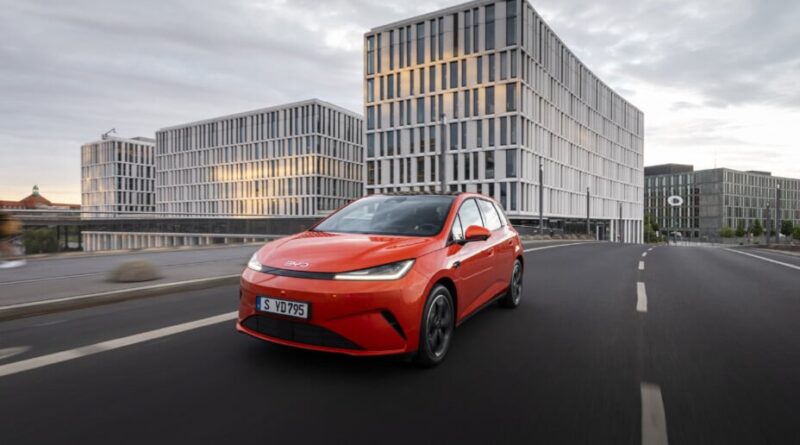 BYD justifie son choix surprenant pour sa première voiture hybride en Europe.