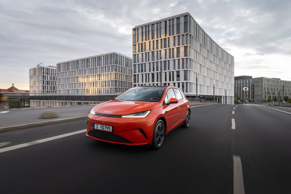 BYD justifie son choix surprenant pour sa première voiture hybride en Europe.