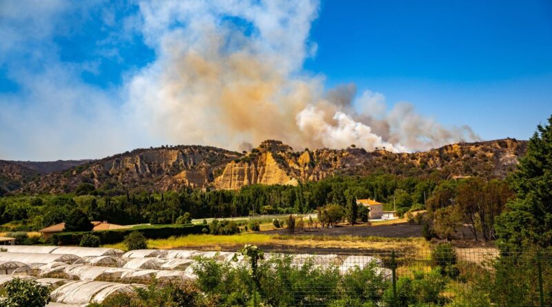 Canicule et incendies : 12.000 évacués près de Perpignan, 61 départements en vigilance orange.