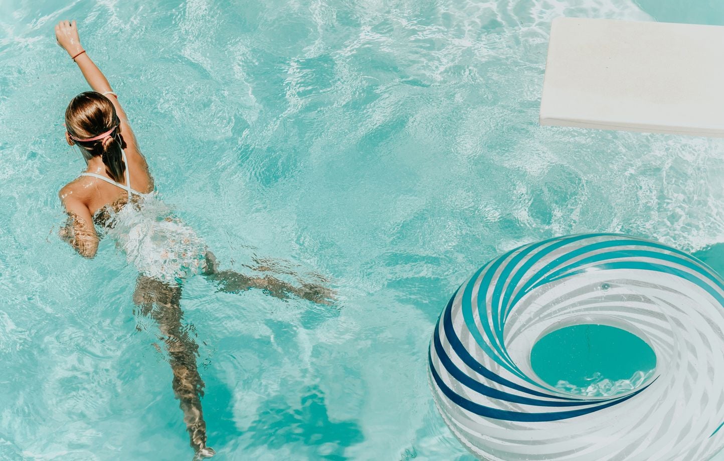 Canicule : Micro-organismes et produits chimiques présents dans votre piscine