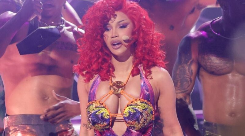 Cardi B affirme son corps et ne veut pas se faire « découper » pour plaire aux autres.