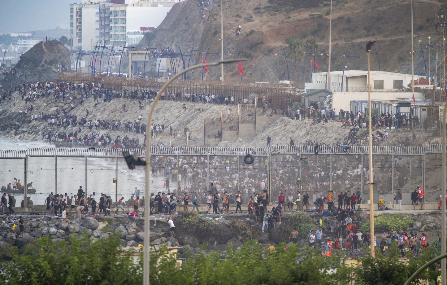 Ceuta : Afflux de migrants, morts et tensions avec l’Italie.